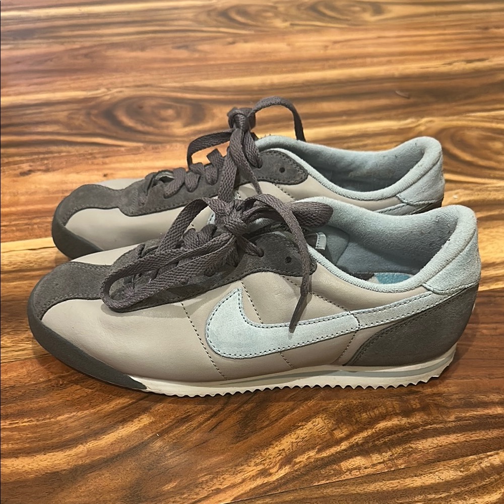 Women’s Rare Nike Gray. Charcoal and Light Blue Sneakers, 7